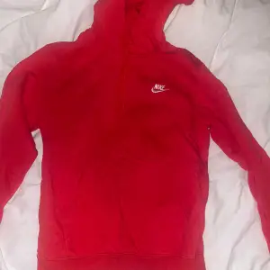 Jätte snygg röd Nike Hoddie använt bara få gånger