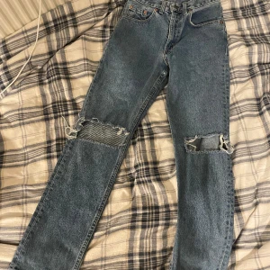Levis jeans  - Dessa snygga jeans som är köpt från humana kommer tyvärr inte till användning. Har inga defekter förutom en av bält hålen har lossnat 