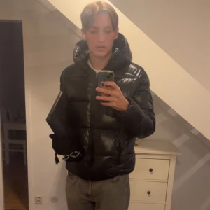 Save the Duck Vinterjacka  - Save the Duck Vinterjacka i väldigt bra skick  Den är ”glansig” Köpt förra vintern  Tänker 1999