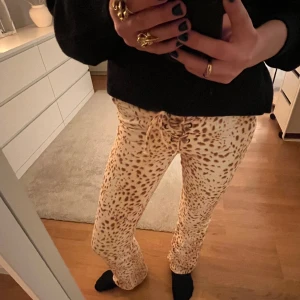 Leopard jeans - Säljer dessa supercoola lågmidjade bootcut jeansen i leopardmönster💗De passar mig som vanligtvis bär s (34-36)