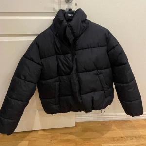 Vinterjacka -  Jätte fräsch mörkblå vinterjacka/pufferjacka i unisex  perfekt för vintern nu i storlek S/M Säljs för 500 men pris kan diskuteras