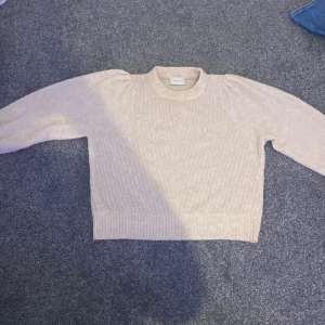 Beige tjocktröja - Säljer denna beiga tjocktröja ifrån märket neo noir. Den är i bra skick, nappt använd. Skriv privat för flera frågor💕