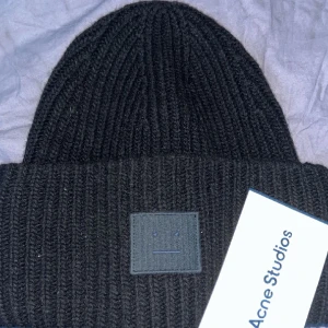 Acne mössa - Tja säljer nu min acne mössa som är använd ett par ggr, kan fraktas om köpare står för frakt. Priset är ej hugget i sten.