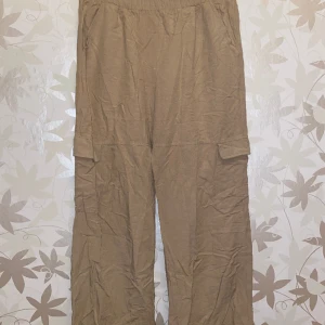 Linne Byxor, Baggy cargo - Cargostyle Linne byxor. As snygga när man stryker dom. Använda men i bra skick. 
