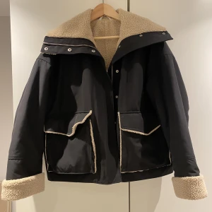 Vinterjacka, other stories - Sparsamt använd vinterjacka från & other stories, säljs inte längre på deras hemsida. 