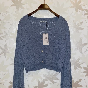 Stickad cardigan - Short Knitted Cardigan från NA-KD. Aldrig använd med prislapp kvar. 