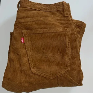 Levis byxor - Snygga och oanvända manchesterbyxor från levis! Hör av dig vid frågor!