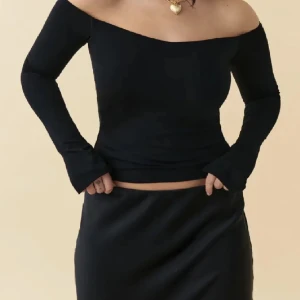 Soft touch topp - Soft touch offshoulder topp från Gina Tricot i storlek xs 🤍 skriv privat för fler bilder eller frågor 🤍🤍🤍