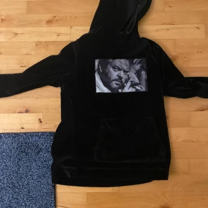 Limitato Hoodie - Hoodie köpt på NK för 2499. Tyvärr finns inget OG kvar, men bra skick och knappt använd.   Storlek S  Vid snabb affär kan pris diskuteras 
