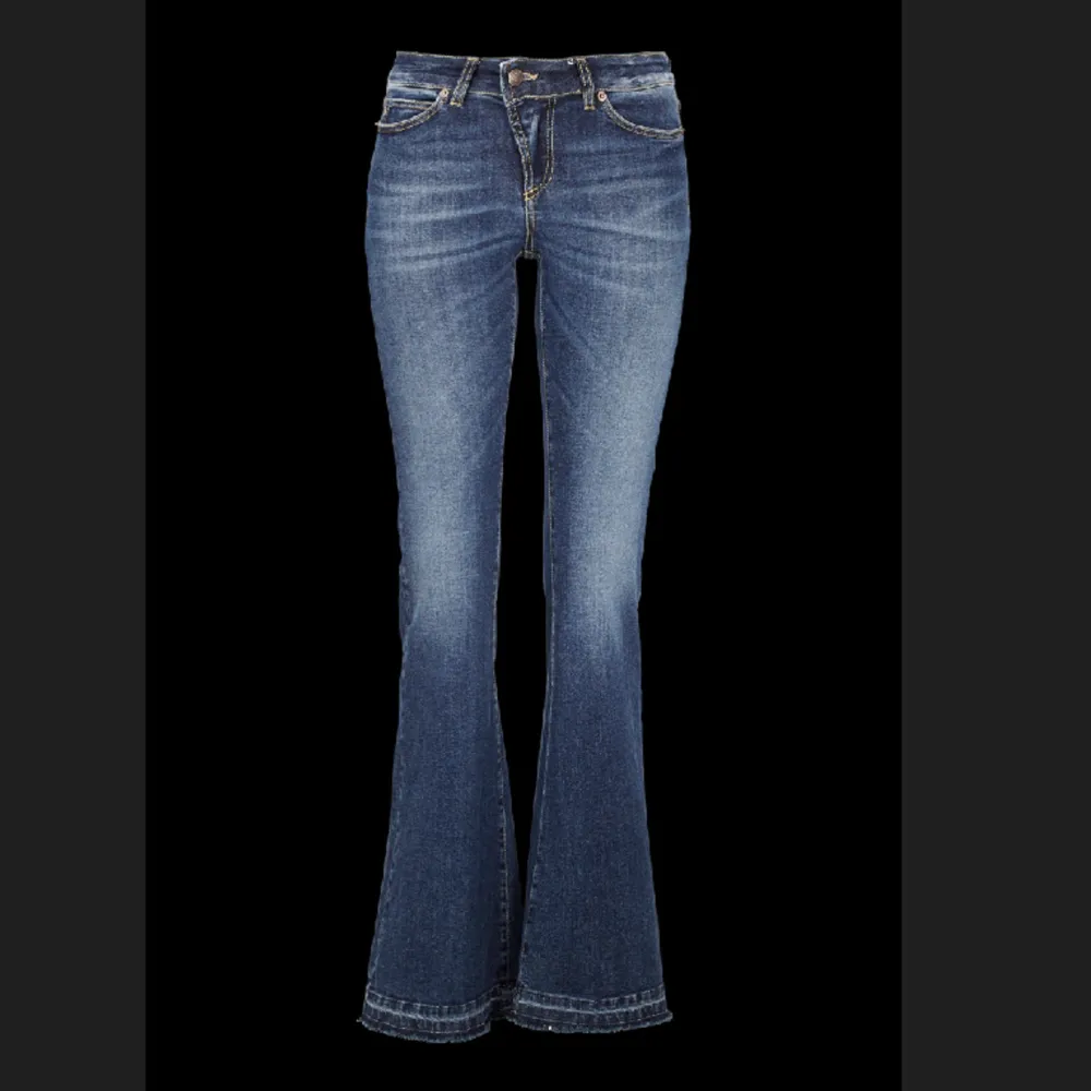 Säljer dessa sååå snygga jesse flared hunky dory jeans i färgen mid blue med prislappar kvar, pga felköp💞Nypris 1895kr😊Storlek 26/32. Jeans & Byxor.