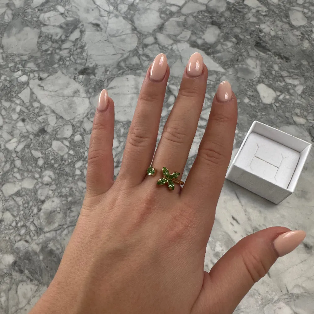 Säljer denna fina ringen från Caroline svedbom i modellen crystal star ring i färgerna peridot / Gold. Ringen är aldrig använd så i nyskick. Den är justerbar. Nypris 595. Accessoarer.