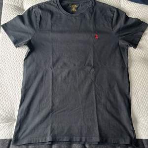 Svart Ralph Lauren T-shirt, köpt för 699kr, säljs för 300kr. Inte använd mer än 20 gånger. Skick 9/10. Jag står för frakt.