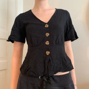 Kortärmad blus  - Tunn kortärmad blus/kofta med knappar!