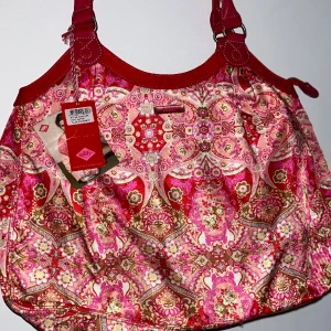 Unik väska med fint mönster.  - Fin väska i nyskick med lapparna kvar.