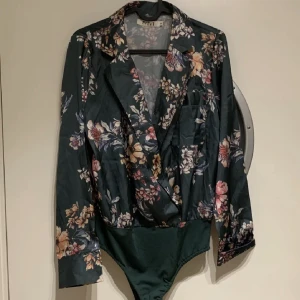 Body - Snygg Mörkgrön blommig bodysuit. Använt 1 gång.