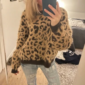 Stickad tröja - Så sjukt snygg och unik leopard tröja från hm, så skön och mysigt till vintern! Storlek M
