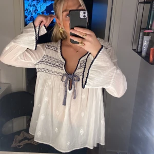 Odd molly blus - jätte fin odd molly blus med detaljer på, aldrig använd passar S-L skulle jag säga, köparen står för frakten🤍💙