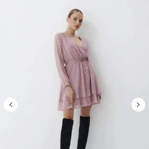 Säljer denna fina rosa klänning köpt på Mohito i Kroatien💓💓 Endast använd en gång! (Första bilden är samma modell på klänningen men ej samma mönster, kolla bild 2 ichb3 för mönstret)
