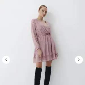 Säljer denna fina rosa klänning köpt på Mohito i Kroatien💓💓 Endast använd en gång! (Första bilden är samma modell på klänningen men ej samma mönster, kolla bild 2 ichb3 för mönstret)