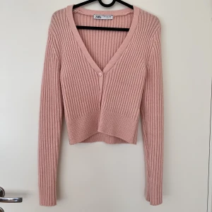 Kofta  - En rosa söt kofta från zara i fint skick. 