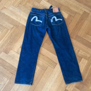 Vita Evisu Jeans - Baggy/straight leg evisu jeans med vita detaljer på bakfikorna. Använder inte dem längre 