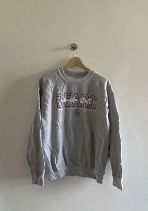 Bears Tröja - Säljer nu min Bears tröja i storleken M. Den är gjord av mjukt bomull som är perfekt till vintern och är i skicket 8/10. 