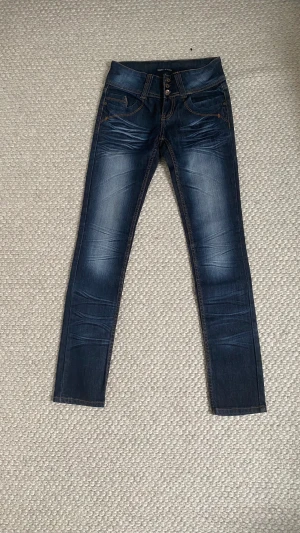 Blåa raka lågmidjade jeans - Skit fina raka lågmidjade blå jeans som tyvärr var för små för mig, de är i fint skick utan hål eller fläckar