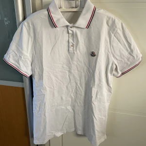 Moncler pike - Säljer en vit mincler pike i storlek L men den sitter mer som en M. Nypris:2800 mitt pris 699! Hör av er vid frågor eller mer bilder.