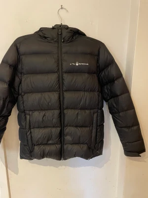Sail racing vinterjacka - Säljer nu min gamla vinterjacka då den är för liten den är i bra skick bara att lite av texten har lossnat (kolla sista bilden) Det är storlek 170  Billigare vid snabb affär  Skriv om du har frågor  MVH Maximilian 