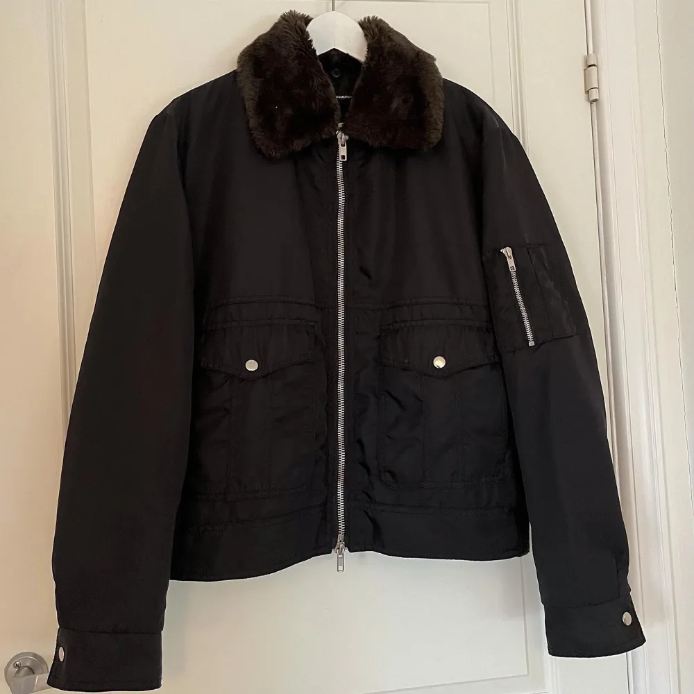 Great used condition. Features removable fake fur lining and collar, two front flap pockets with side zip pocket hidden behind. Skriv om du har frågor!. Jackor.