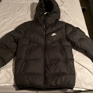 Nike jacka storm fit - Nike jacka i storlek xs i väldigt bra kvalite, nypris 2100 kr. Säljer för 1100 men pris kan diskuteras vid snabba affärer