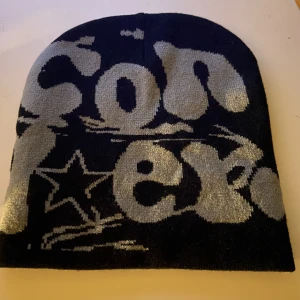 Mössa  - En mycket bra mössa som passar alla. Bra kvalite med en cool design.