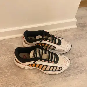 Bekväma snygga och coola nike sneakers i bra skick. Rena och inga slitningar. Säljer pga inte min stil längre. Priset är högt Pga de är knappt andvända och de är köppta för 3500kr Jag har stlr 39/40 men dessa är 41 pga de är mindre i storleken men passar