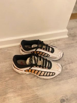 Nike air max tailwind 4 - Bekväma snygga och coola nike sneakers i bra skick. Rena och inga slitningar. Säljer pga inte min stil längre. Priset är högt Pga de är knappt andvända och de är köppta för 3500kr Jag har stlr 39/40 men dessa är 41 pga de är mindre i storleken men passar