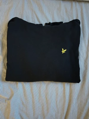Hoodie Lyle & Scott  - Hoodie från Lyle and scott. Köpt för ca 2 år sen. Varsamt använd och inga fläckar eller andra defekter. Nypris: 700kr Storlek: S