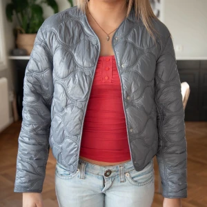 Jacka Mango - Populär jacka från mango köpt förra året. I princip nyskick, säljer då jag har för mycket jackor! 