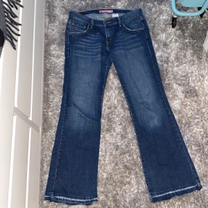 Vintage Levi’s  - Jättesnygga lågmidjade Levi’s jeans. Bra i längden för mig som e 168 cm. Står på de storlek 11 vilket motsvarar storlek 40 (eu). Bra skick, inga defekter 🌟