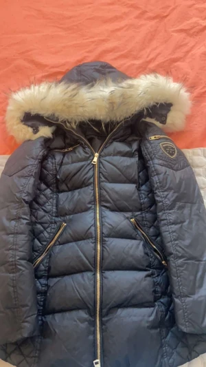 Rockandblue jacka med äkta päls (tillköptes) - Säljer nu min älskade rock and blue jacka slm kag älskar men den har blivit för liten tyvärr, stl 34 passar som xs, den har ett hål i en av ärmarna (se bild  3) men ska lämna in till skräddare (klar innan paket skickas, bevis skickas!!) super bra skick