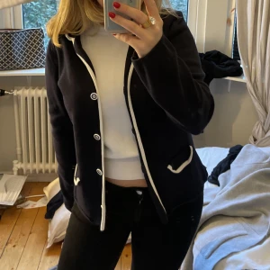 Kavaj/kofta  - Snygg och stilren kofta i JÄTTE SKÖNT material🙌är i storlek L men skulle mer säga att den sitter som M😇skriv för fler frågor och bilder