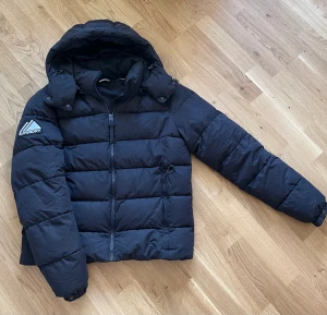 SuperDry jacka  - Säljer en fin SuperDry jacka som är nästan oanvänd för ett rimligt pris. Storleken på jackan är L. Priset går att diskuteras vid snabb affär. 