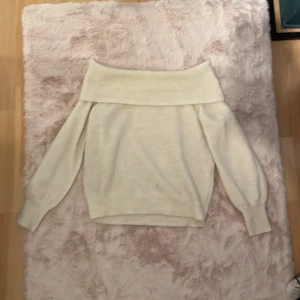 Stickad ofshoulder tröja från vero moda  - Jätte fin tröja perfekt nu till vintern💕inga täcken på användning, säljer då den är för liten och tyvärr inte kommer till användning längre💕 pris kan diskuteras 