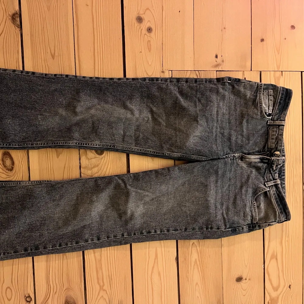 Mörkblå lågmidjade byxor i storlek 40, för stora för mig men sitter bra längd mässigt ( är 168 cm ). ❤️. Jeans & Byxor.