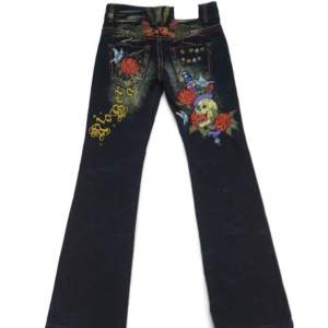 Väldigt limited designer ”Rio Bera” jeans med unika handsydda konst figurer..   Jeansen är ifrån Japan. 