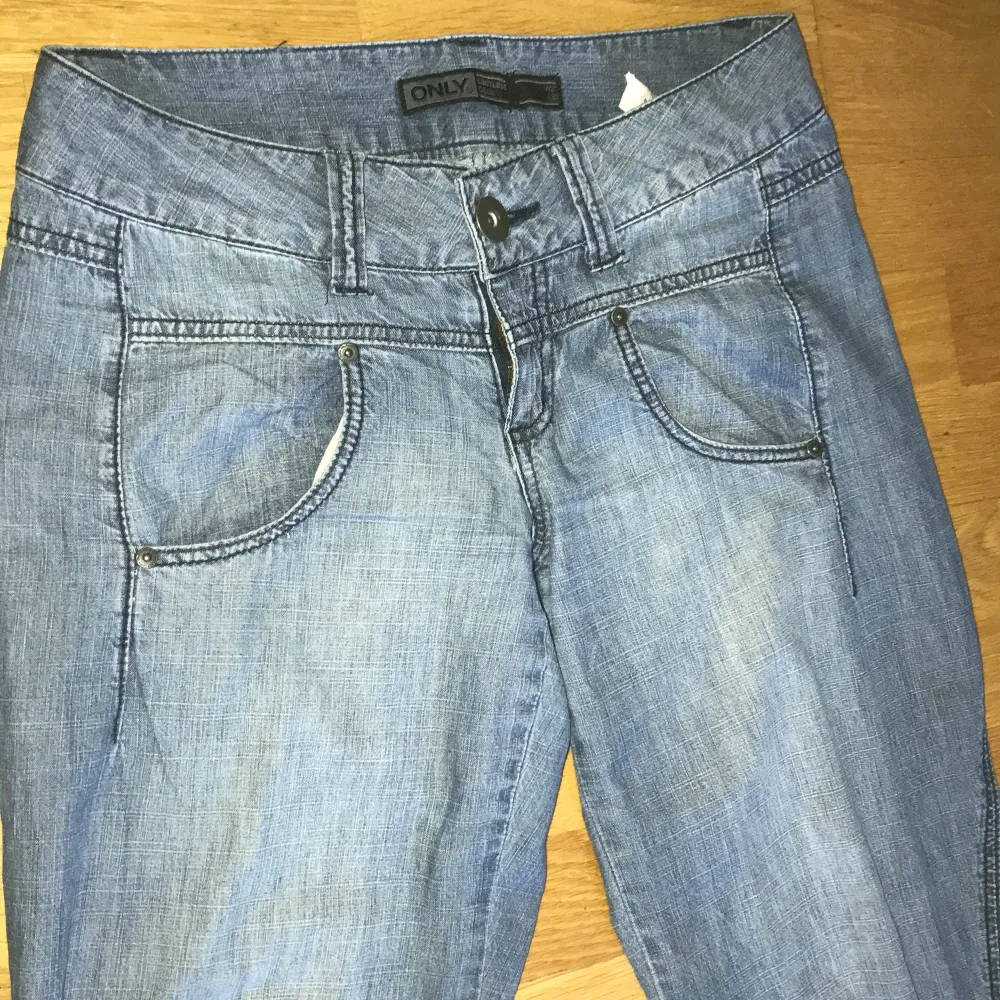 Lågmidjade och bootcut only jeans. Dem är inte omsydda utan modellen är så💓💓. Jeans & Byxor.
