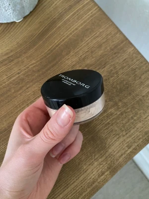 Puder Tromborg - Ekologisk mineral puder från danska märket Tromborg. Värde ca 500-600 kr. Provad på men fel färg. Färgen är ljus, ivory.