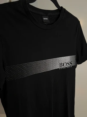 Hugo Boss T-shirt - Hej! Säljer en jättesnygg Hugo Boss tshirt jag växt ur och knappt hunnit använda. Tröjan är S och slimfit.  Köpte den på boozt.  Hör av dig vid frågor