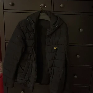 Jacka  - Lyle&scott jacka svart, storlek M
