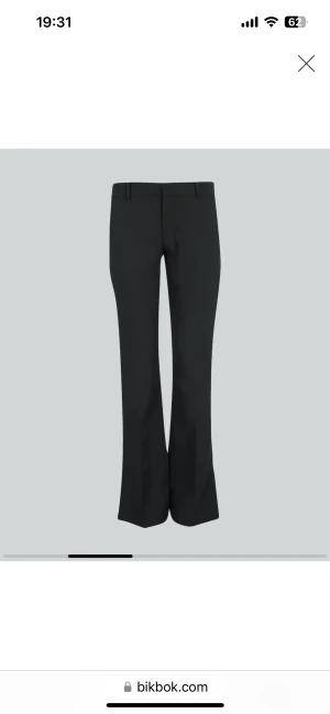 Lågmidjade Kostymbyxor  - Jättefina lågmidjade kostymbyxor från bik bok. Säljer pågrund av att dem inte längre passar💞Nypris 499kr säljer för 350kr. byxan har slitt men går säkert att sy ihop ifall man föredrar utan💞 fint skick! Du står för frakt!