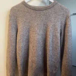 Säljer denna skit snygga och sköna tröjan från neo nior❤️finns ej att få tag i längre och är sällan använd❤️ Står inte vilken storlek det är men den passar perfekt på mig som är 168❤️perfekt nu till hösten också😁 Nypris 799❤️