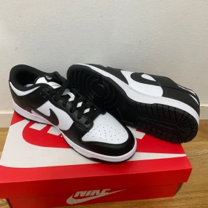 NIKE LOW DUNK PANDA - Nike -  low dunk panda, helt ny!  Kan mötas i Malmö/trelleborg området, alternativt fraktar vi även! 